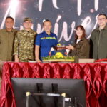 Pemotongan tumpeng oleh Managing Director Sango Hotel Management, Asteria T. Hesty didampingi oleh General Manager Merlynn Park Hotel, Adolf Gustaf beserta jajaran manajemen dan direksi. (ipol.id/Alidrian Fahwi).