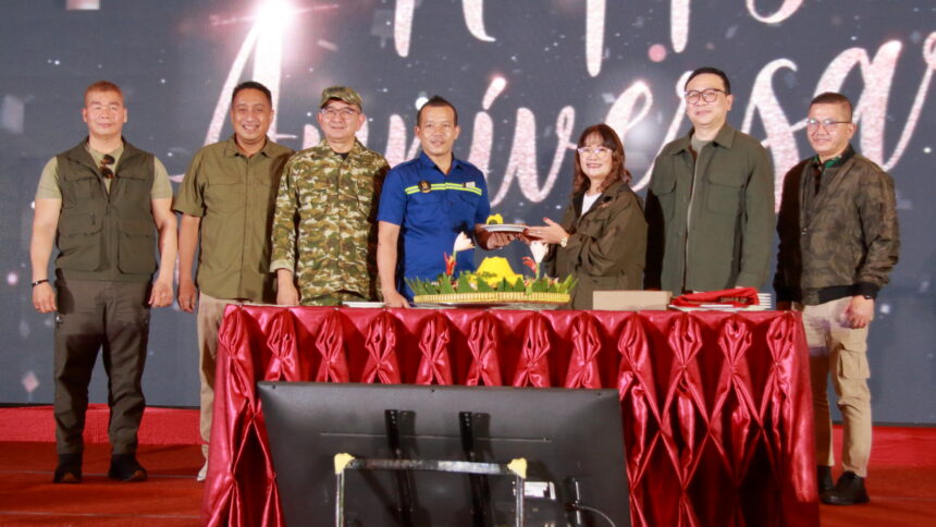 Pemotongan tumpeng oleh Managing Director Sango Hotel Management, Asteria T. Hesty didampingi oleh General Manager Merlynn Park Hotel, Adolf Gustaf beserta jajaran manajemen dan direksi. (ipol.id/Alidrian Fahwi).