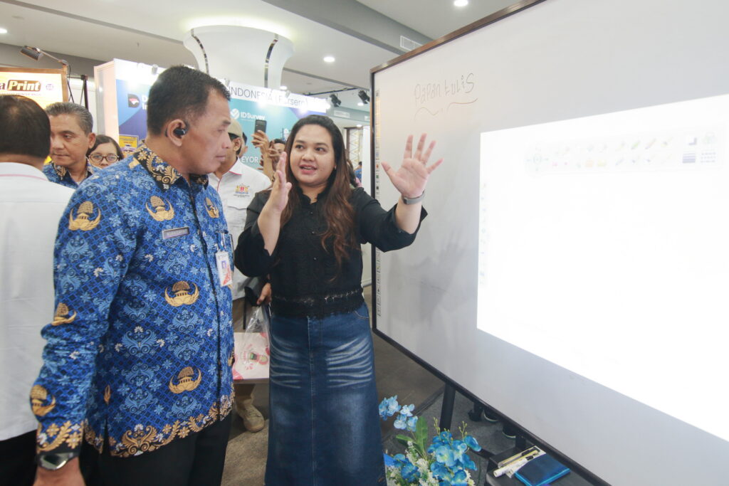 Sekretaris Dinas Perindustrian, Perdagangan, Koperasi, Usaha Kecil dan Menengah (PPKUKM) Provinsi DKI Jakarta, Nurhidayat saat mengunjungi booth PT Garuda Tri Eka dan berbincang dengan CEO PT Garuda Tri Eka, Putri Husna. (ipol.id/Alidrian Fahwi).