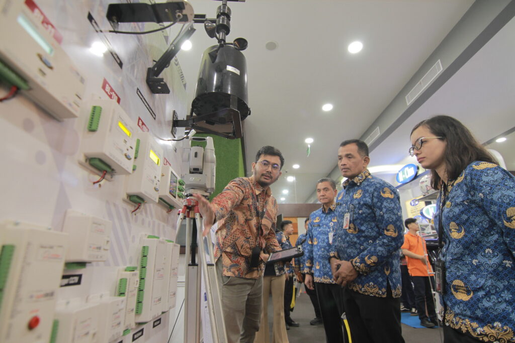 Sekretaris Dinas Perindustrian, Perdagangan, Koperasi, Usaha Kecil dan Menengah (PPKUKM) Provinsi DKI Jakarta, Nurhidayat saat mengunjungi salah satu both peserta Business Matching ke-30 tahun 2026. (ipol.id/Alidrian Fahwi).