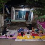 Suasana sejumlah warga terdampak gempa mengungsi di tenda pengungsian didirikan BPBD Kabupaten Flores Timur, Jumat (10/4/2026) malam. Foto: BPBD Kabupaten Flores Timur