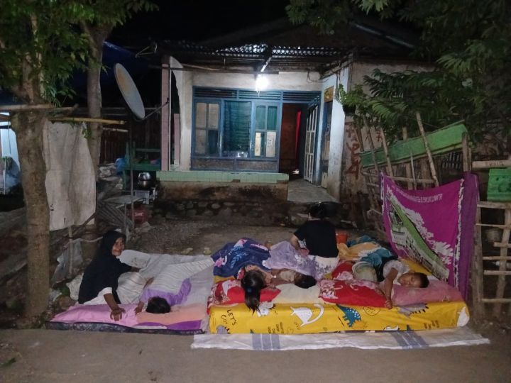 Suasana sejumlah warga terdampak gempa mengungsi di tenda pengungsian didirikan BPBD Kabupaten Flores Timur, Jumat (10/4/2026) malam. Foto: BPBD Kabupaten Flores Timur
