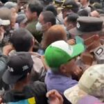 Kericuhan terjadi saat petugas juru sita pengadilan memasuki area eksekusi rumah di Jalan Mualim Aminudin, Kelurahan Cibubur, Kecamatan Ciracas, Kamis (23/4/2026). Foto: Joesvicar Iqbal/ipol.id