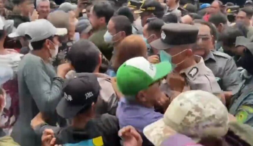 Kericuhan terjadi saat petugas juru sita pengadilan memasuki area eksekusi rumah di Jalan Mualim Aminudin, Kelurahan Cibubur, Kecamatan Ciracas, Kamis (23/4/2026). Foto: Joesvicar Iqbal/ipol.id