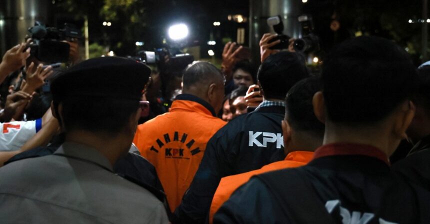 KPK tahan Bupati Tulungagung, Gatut Sunu Wibowo. Foto: KPK
