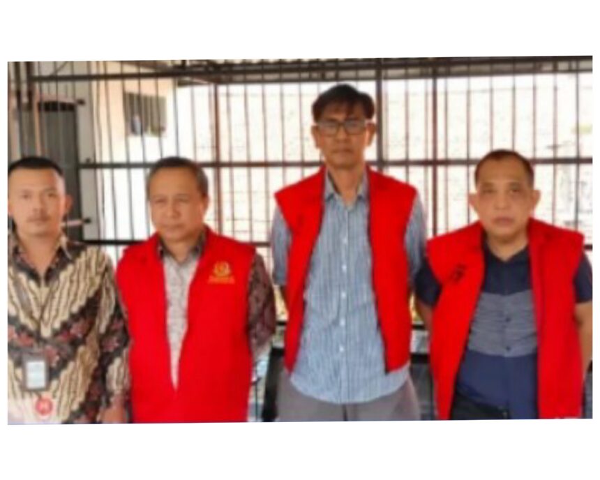 Sosok tiga pejabat daerah yang menjadi tersangka kasus dugaan korupsi pungli, gratifikasi atau suap dan pemerasan terkait proses penerbitan ijin pada Dinas ESDM Provinsi Jatim. Foto: Kejati Jatim
