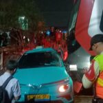 Taksi yang temper KRL di Bekasi Timur. Foto: Ist