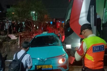 Taksi yang temper KRL di Bekasi Timur. Foto: Ist
