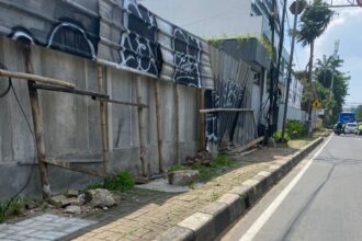 Trotoar di kawasan Pondok Indah, Kebayoran Lama, Jakarta Selatan, yang sebelumnya diganti dengan bata ringan atau hebel, kini kembali terpasang konblok, Rabu (1/4/2026). Foto: Ist