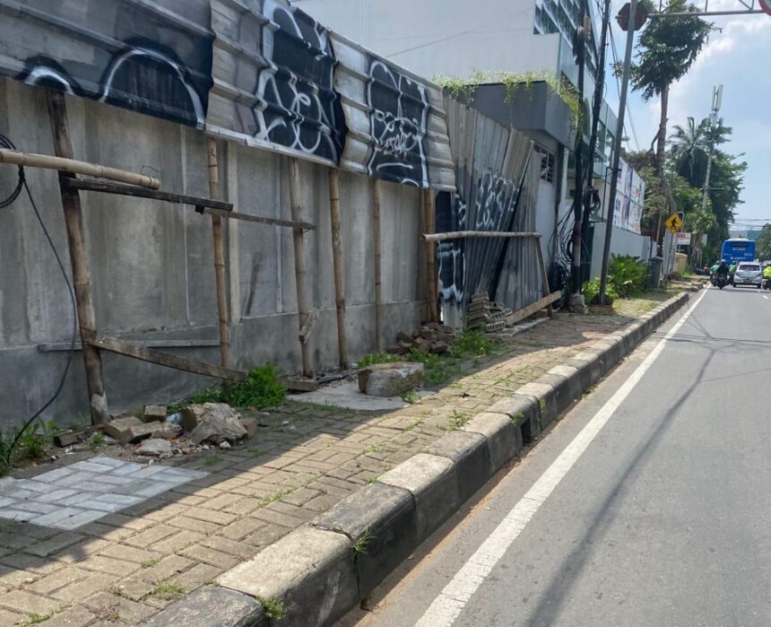 Trotoar di kawasan Pondok Indah, Kebayoran Lama, Jakarta Selatan, yang sebelumnya diganti dengan bata ringan atau hebel, kini kembali terpasang konblok, Rabu (1/4/2026). Foto: Ist