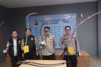 Jajaran Satreskrim Polsek Cilandak, Polres Metro Jakarta Selatan, meringkus empat pelaku pengeroyokan dan pembacokan yang terjadi di wilayah Lebak Bulus, Cilandak, Kamis (2/4/2026). Foto/ibl