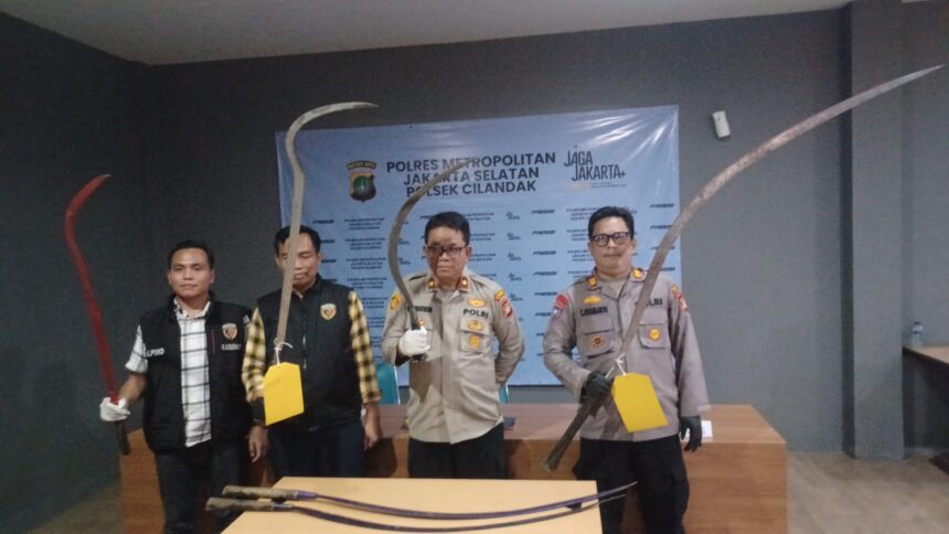 Jajaran Satreskrim Polsek Cilandak, Polres Metro Jakarta Selatan, meringkus empat pelaku pengeroyokan dan pembacokan yang terjadi di wilayah Lebak Bulus, Cilandak, Kamis (2/4/2026). Foto/ibl