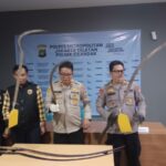 Kapolsek Cilandak, Jakarta Selatan, Kompol Gusprihatin Zen, didampingi Wakapolsek, Kanit Reskrim, AKP Suwarno, dan Plt Kanit Krimum Polres Metro Jakarta Selatan, Ipda Alpino, menunjukkan barang bukti perkara tindak pidana pengeroyokan dan pembacokan di Mapolsek Cilandak, Kamis (2/4/2026) sore. Foto: Joesvicar Iqbal/ipol.id