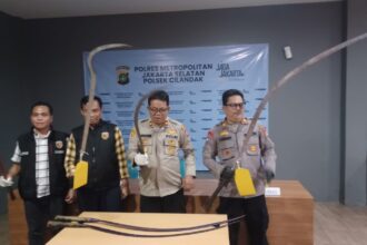 Kapolsek Cilandak, Jakarta Selatan, Kompol Gusprihatin Zen, didampingi Wakapolsek, Kanit Reskrim, AKP Suwarno, dan Plt Kanit Krimum Polres Metro Jakarta Selatan, Ipda Alpino, menunjukkan barang bukti perkara tindak pidana pengeroyokan dan pembacokan di Mapolsek Cilandak, Kamis (2/4/2026) sore. Foto: Joesvicar Iqbal/ipol.id