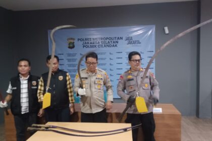 Kapolsek Cilandak, Jakarta Selatan, Kompol Gusprihatin Zen, didampingi Wakapolsek, Kanit Reskrim, AKP Suwarno, dan Plt Kanit Krimum Polres Metro Jakarta Selatan, Ipda Alpino, menunjukkan barang bukti perkara tindak pidana pengeroyokan dan pembacokan di Mapolsek Cilandak, Kamis (2/4/2026) sore. Foto: Joesvicar Iqbal/ipol.id