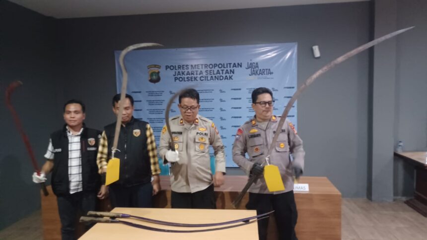 Kapolsek Cilandak, Jakarta Selatan, Kompol Gusprihatin Zen, didampingi Wakapolsek, Kanit Reskrim, AKP Suwarno, dan Plt Kanit Krimum Polres Metro Jakarta Selatan, Ipda Alpino, menunjukkan barang bukti perkara tindak pidana pengeroyokan dan pembacokan di Mapolsek Cilandak, Kamis (2/4/2026) sore. Foto: Joesvicar Iqbal/ipol.id