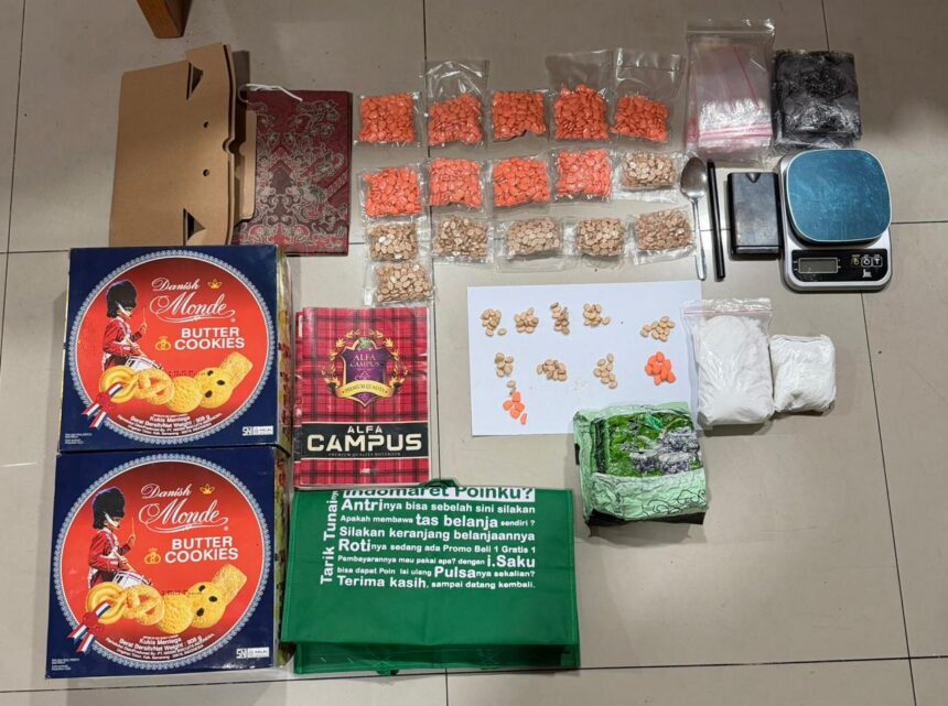 Barang bukti narkotika jenis sabu seberat 1 kilogram dan ribuan pil ekstasi yang disita oleh petugas Sat Narkoba Polres Jakarta Pusat. Foto: Polres Jakarta Pusat