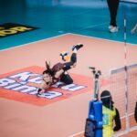 Pemain Electric PLN Mobile Kara Bajema melakukan smash keras saat menghadapi Pertamina Enduro pada final four putaran pertama Proliga 2026 di Jawa Pos Arena, Surabaya, Kamis (2/4/2026). Foto: PLN