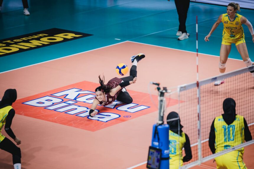 Pemain Electric PLN Mobile Kara Bajema melakukan smash keras saat menghadapi Pertamina Enduro pada final four putaran pertama Proliga 2026 di Jawa Pos Arena, Surabaya, Kamis (2/4/2026). Foto: PLN