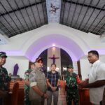 Kepala BNPB Letjen TNI Suharyanto (topi hitam rompi cokelat) bersama pemuka agama dan jajaran TNI melihat kondisi Gereja Katolik Paroki Bunda Hati Kudus, terdampak gempa M 7,6 di Rumengkor, Kabupaten Minahasa, Sulawesi Utara, Jumat (3/4/2026). Foto: Ist