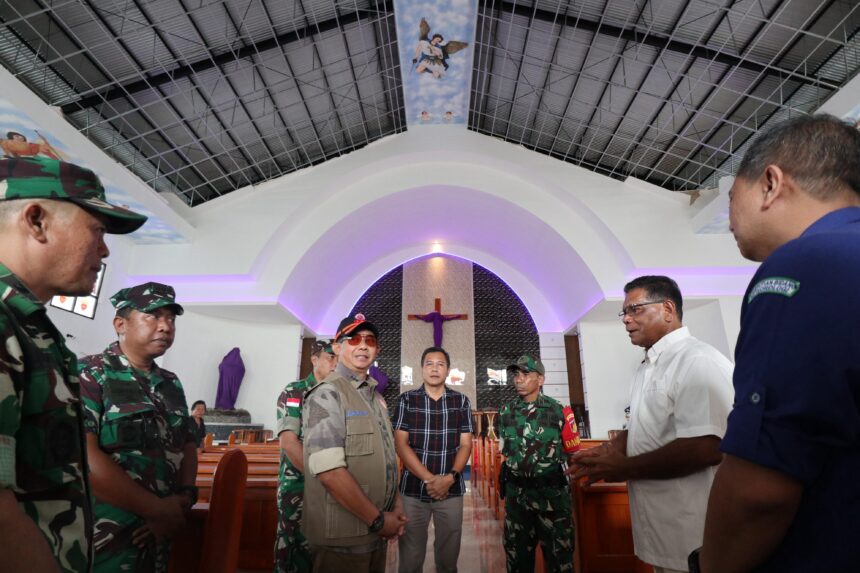 Kepala BNPB Letjen TNI Suharyanto (topi hitam rompi cokelat) bersama pemuka agama dan jajaran TNI melihat kondisi Gereja Katolik Paroki Bunda Hati Kudus, terdampak gempa M 7,6 di Rumengkor, Kabupaten Minahasa, Sulawesi Utara, Jumat (3/4/2026). Foto: Ist