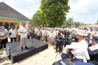 Menteri Dalam Negeri (Mendagri) sekaligus Ketua Satuan Tugas (Kasatgas) Percepatan Rehabilitasi dan Rekonstruksi Pascabencana Sumatera Muhammad Tito Karnavian dalam Apel Pembukaan Gelombang III Satuan Tugas IPDN Pemulihan Pascabencana Aceh Tamiang di Halaman Istana Benua Raja, Kabupaten Aceh Tamiang, Aceh, Sabtu (4/4/2026). Foto: Satuan Tugas (Kasatgas) Percepatan Rehabilitasi dan Rekonstruksi Pascabencana Sumatera