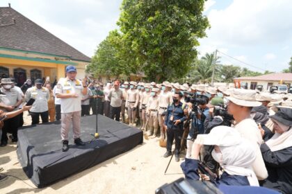 Menteri Dalam Negeri (Mendagri) sekaligus Ketua Satuan Tugas (Kasatgas) Percepatan Rehabilitasi dan Rekonstruksi Pascabencana Sumatera Muhammad Tito Karnavian dalam Apel Pembukaan Gelombang III Satuan Tugas IPDN Pemulihan Pascabencana Aceh Tamiang di Halaman Istana Benua Raja, Kabupaten Aceh Tamiang, Aceh, Sabtu (4/4/2026). Foto: Satuan Tugas (Kasatgas) Percepatan Rehabilitasi dan Rekonstruksi Pascabencana Sumatera