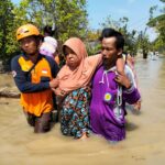 Petugas BPBD Kabupaten Demak membantu evakuasi warga dari banjir melanda wilayah Kabupaten Demak, Jawa Tengah, Sabtu (4/4/2026). Foto: BPBD Kabupaten Demak