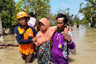 Petugas BPBD Kabupaten Demak membantu evakuasi warga dari banjir melanda wilayah Kabupaten Demak, Jawa Tengah, Sabtu (4/4/2026). Foto: BPBD Kabupaten Demak
