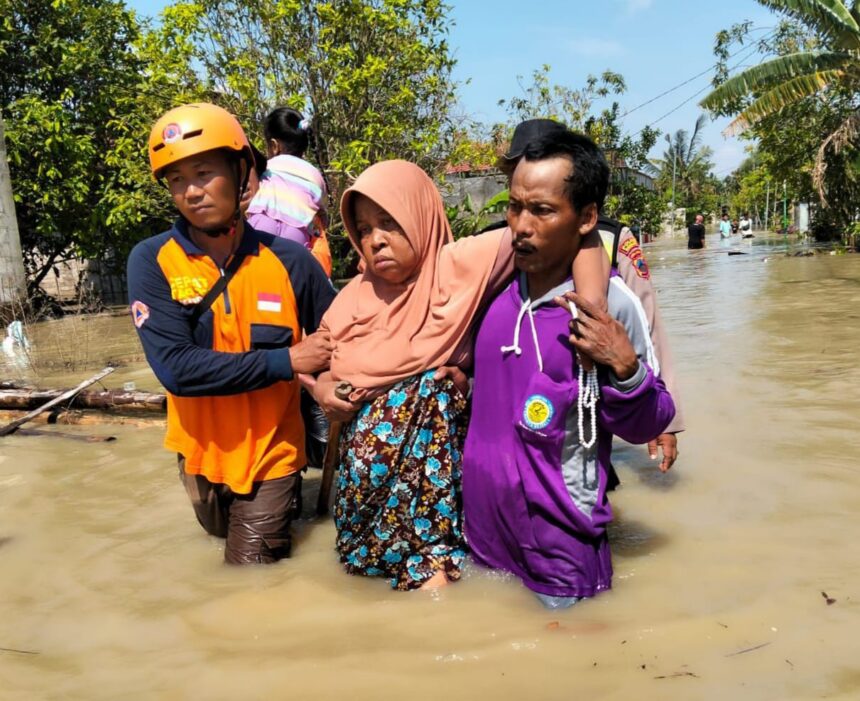 Petugas BPBD Kabupaten Demak membantu evakuasi warga dari banjir melanda wilayah Kabupaten Demak, Jawa Tengah, Sabtu (4/4/2026). Foto: BPBD Kabupaten Demak