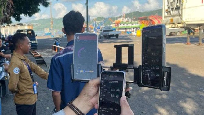 Petugas sedang mengecek stabilitas jaringam pascabencana di Sulawesi Utara. Foto: Dok Humas