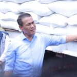 Mentan Andi Amran Sulaiman saat meninjau Gudang Beras Perum Bulog di Makassar, Sulsel, Minggu (5/4/2026). Foto; Dok. Kementan