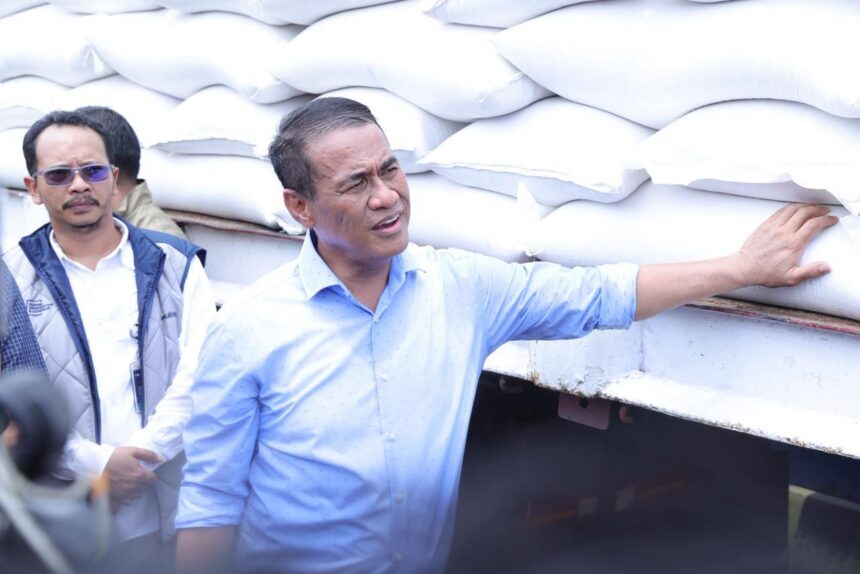 Mentan Andi Amran Sulaiman saat meninjau Gudang Beras Perum Bulog di Makassar, Sulsel, Minggu (5/4/2026). Foto; Dok. Kementan