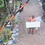 Aksi Mashuda alias Pak Uda yang menutup sebagian akses jalan di Perumahan Pondok Sidokare Asri, Sidoarjo, viral di media sosial dan memicu perdebatan. Dijuluki “Selat Hormuz Sidokare”, tindakan ini dianggap mengganggu pengguna jalan. Foto: Tangkap layar IG @infodarjo