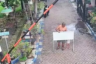 Aksi Mashuda alias Pak Uda yang menutup sebagian akses jalan di Perumahan Pondok Sidokare Asri, Sidoarjo, viral di media sosial dan memicu perdebatan. Dijuluki “Selat Hormuz Sidokare”, tindakan ini dianggap mengganggu pengguna jalan. Foto: Tangkap layar IG @infodarjo