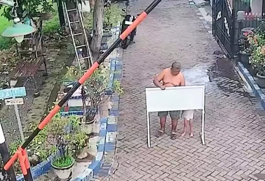 Aksi Mashuda alias Pak Uda yang menutup sebagian akses jalan di Perumahan Pondok Sidokare Asri, Sidoarjo, viral di media sosial dan memicu perdebatan. Dijuluki “Selat Hormuz Sidokare”, tindakan ini dianggap mengganggu pengguna jalan. Foto: Tangkap layar IG @infodarjo