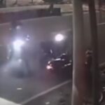 Seorang petugas damkar menjadi korban setelah dipepet, ditendang hingga dipukul batu oleh pelaku di Jalan KH Hasyim Ashari, Cideng. Foto: Tangkap layar IG @medsoszone