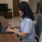 Ilustrasi masyarakat tetap produktif ketika menjalani Work From Home berkat keandalan dan layanan listrik yang mudah diakses melalui PLN Mobile. Foto: PLN