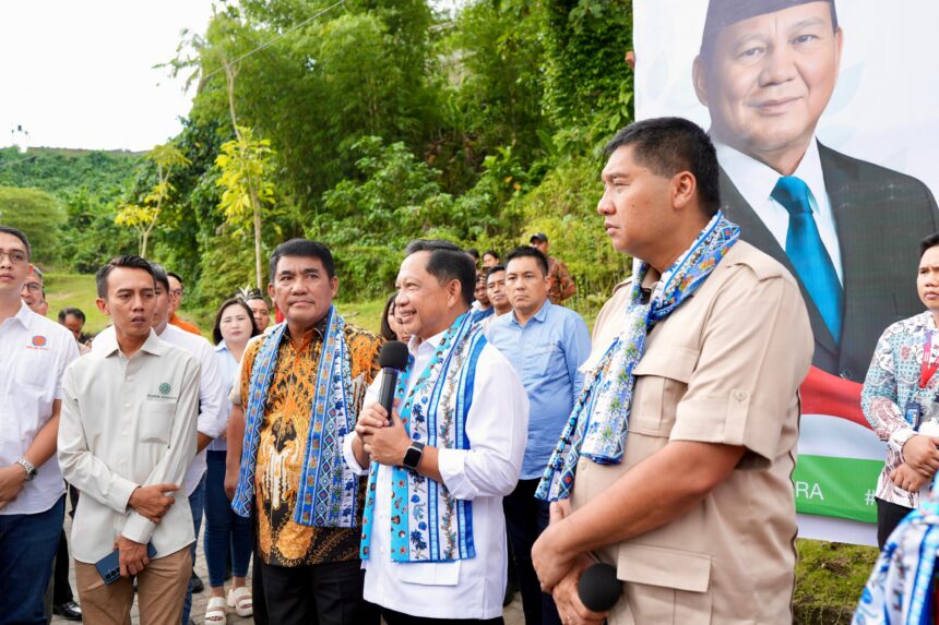 Menteri Dalam Negeri (Mendagri) Muhammad Tito Karnavian bersama Menteri Perumahan dan Kawasan Permukiman (PKP) Maruarar Sirait serta Kepala Badan Pusat Statistik (BPS) Amalia Adininggar Widyasanti saat meninjau progres realisasi rumah subsidi di Perumahan Subsidi Jaya Chidaatma Home Koka, Kabupaten Minahasa, Kamis (9/4/2026). Foto: Dok Kemendagri