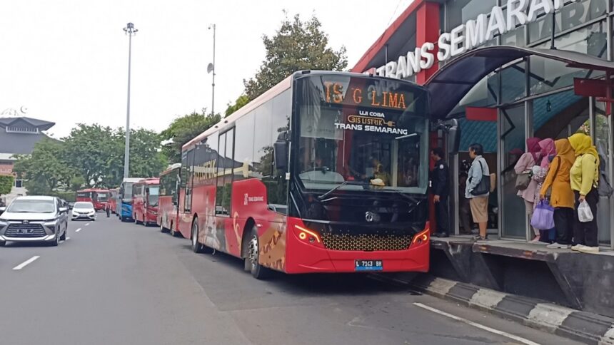 Ilustrasi - bus listrik sebagai transportasi publik yang dikelola BLU Trans Semarang. Foto: Pemkot Semarang