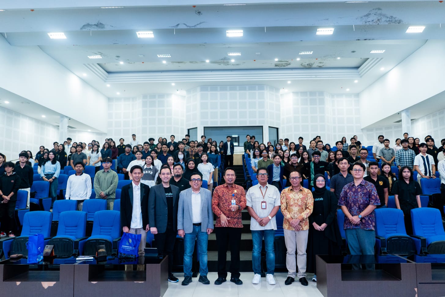 Kolaborasi Telkom dan Media Hadirkan Sinergi Lintas Industri untuk Inovasi AI di Lingkungan Kampus 2 Program Data Unboxed @Campus bertajuk “Strengthening Indonesia’s AI Ecosystem: From Campus Innovation to National Impact” yang digelar di Auditorium Universitas Udayana, Bali, Jumat (10/4). Foto: Telkom Indonesia