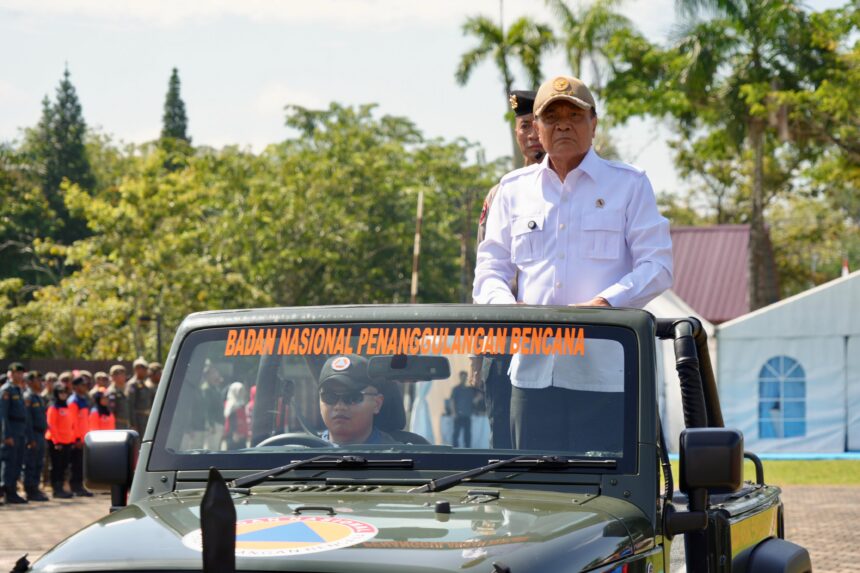 Menko Polkam saat memimpin Apel Kesiapsiagaan Penanggulangan Bencana Kebakaran Hutan dan Lahan Nasional Tahun 2026 di Provinsi Kalimantan Barat yang digelar di Kantor Gubernur Kalimantan Barat, Pontianak. Foto: Humas Kemenko Polkam
