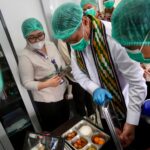 Menko Polkam Djamari Chaniago saat meninjau sekolah rakyat dan dapur SPPG di Pontianak. Foto: Humas Kemenko Polkam