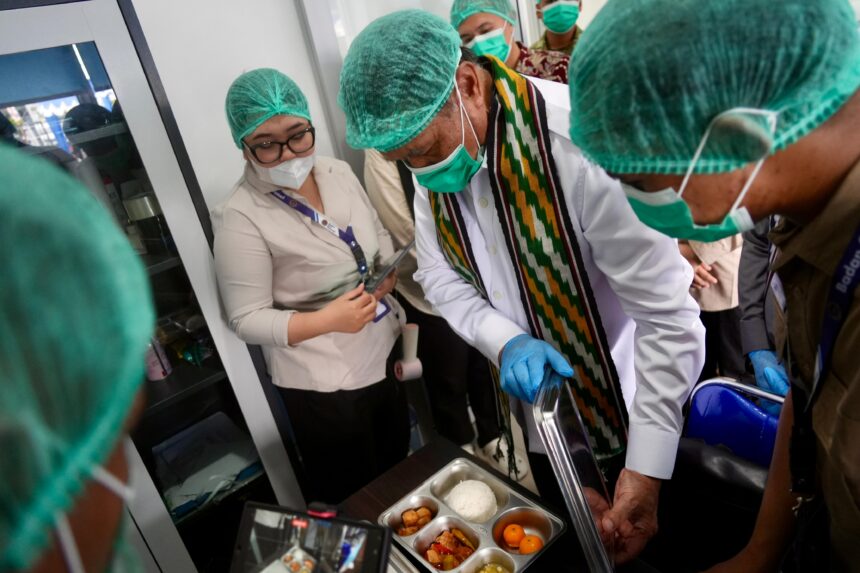 Menko Polkam Djamari Chaniago saat meninjau sekolah rakyat dan dapur SPPG di Pontianak. Foto: Humas Kemenko Polkam