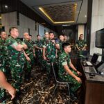 Kasad Jenderal Maruli Simanjuntak saat meninjau langsung babak final Waskita Manunggal Siber (WMS) Tournament 2026 yang digelar Pusat Siber TNI Angkatan Darat (Pussiberad). Foto: Dispenad