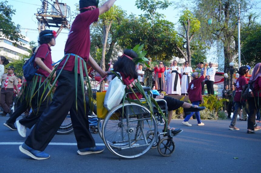 Karnaval Paskah Kota Semarang 2026 tidak hanya berhenti pada simbol, tetapi diwujudkan secara nyata melalui keterlibatan berbagai elemen masyarakat, termasuk kelompok difabel yang turut mengambil peran dalam rangkaian kegiatan. Foto: Pemerintah Kota Semarang