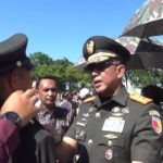 Panglima Komando Daerah Militer V/Brawijaya Mayor Jenderal TNI Rudy Saladin, saat melepas Bintara Infanteri TNI Angkatan Darat Gelombang I Tahun Anggaran 2026 di Lapangan hitam Sekolah Calon Bintara Rindam V/Brawijaya Sukorejo Jember, Jumat (24/4/2026). Foto: Kodam V/Brawijaya