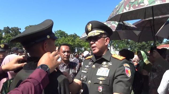 Panglima Komando Daerah Militer V/Brawijaya Mayor Jenderal TNI Rudy Saladin, saat melepas Bintara Infanteri TNI Angkatan Darat Gelombang I Tahun Anggaran 2026 di Lapangan hitam Sekolah Calon Bintara Rindam V/Brawijaya Sukorejo Jember, Jumat (24/4/2026). Foto: Kodam V/Brawijaya