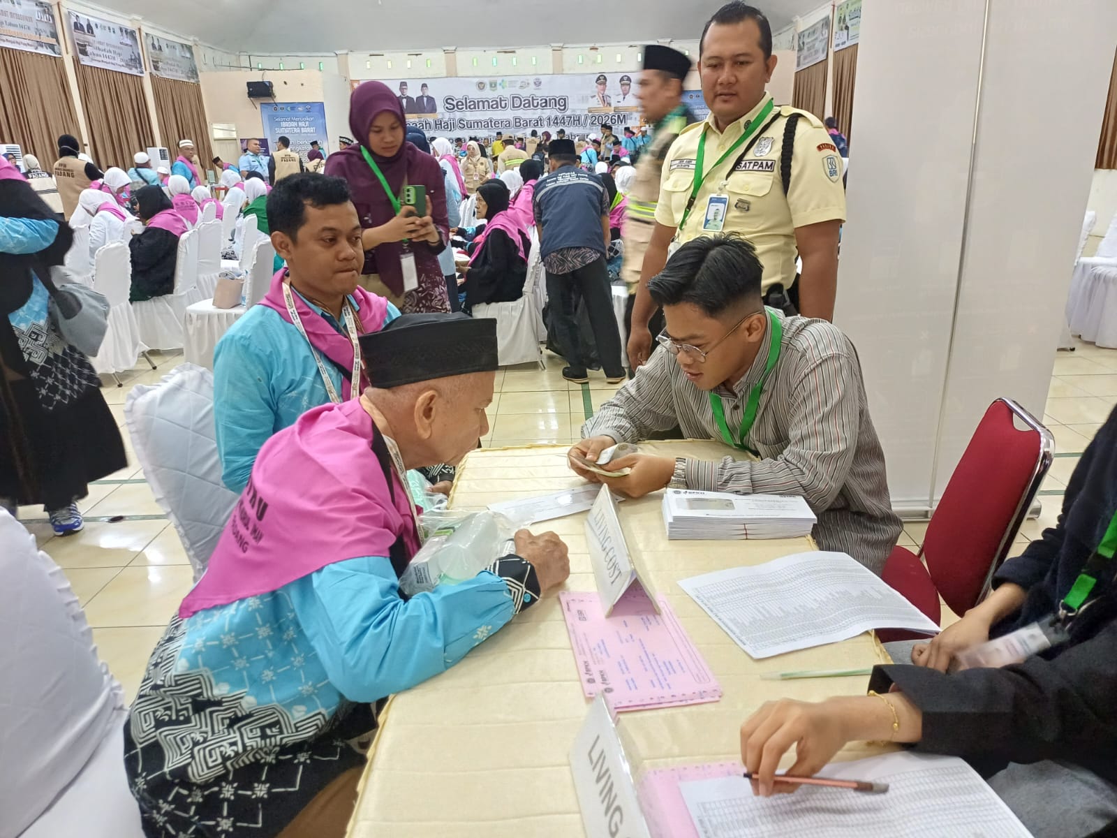 Foto 2: BRI mulai mendistribusikan living cost haji tahun 2026. 