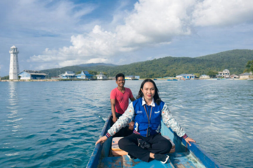 Hany Dwiningsih Ubro, tenaga pemasar mikro atau biasa disebut Mantri BRI yang bertugas di Unit Elat, Kepulauan Kei Besar, Maluku Tenggara. Foto: Dok BRI